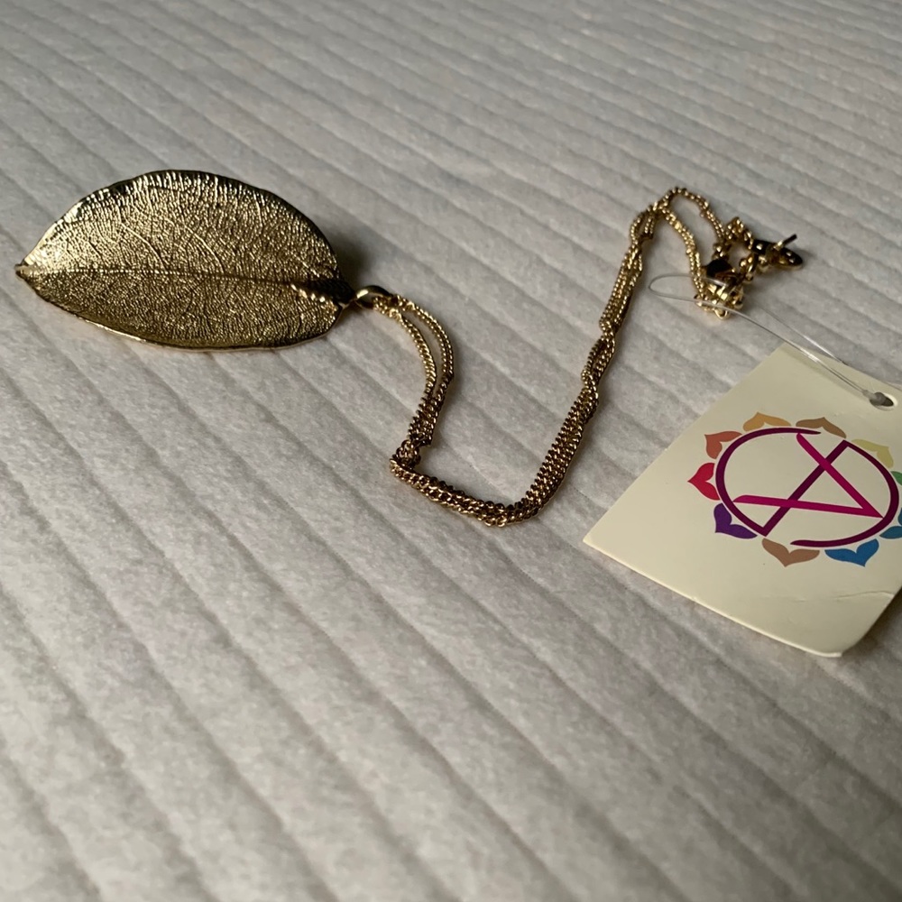 NWT Amrita Singh gold leaf necklace